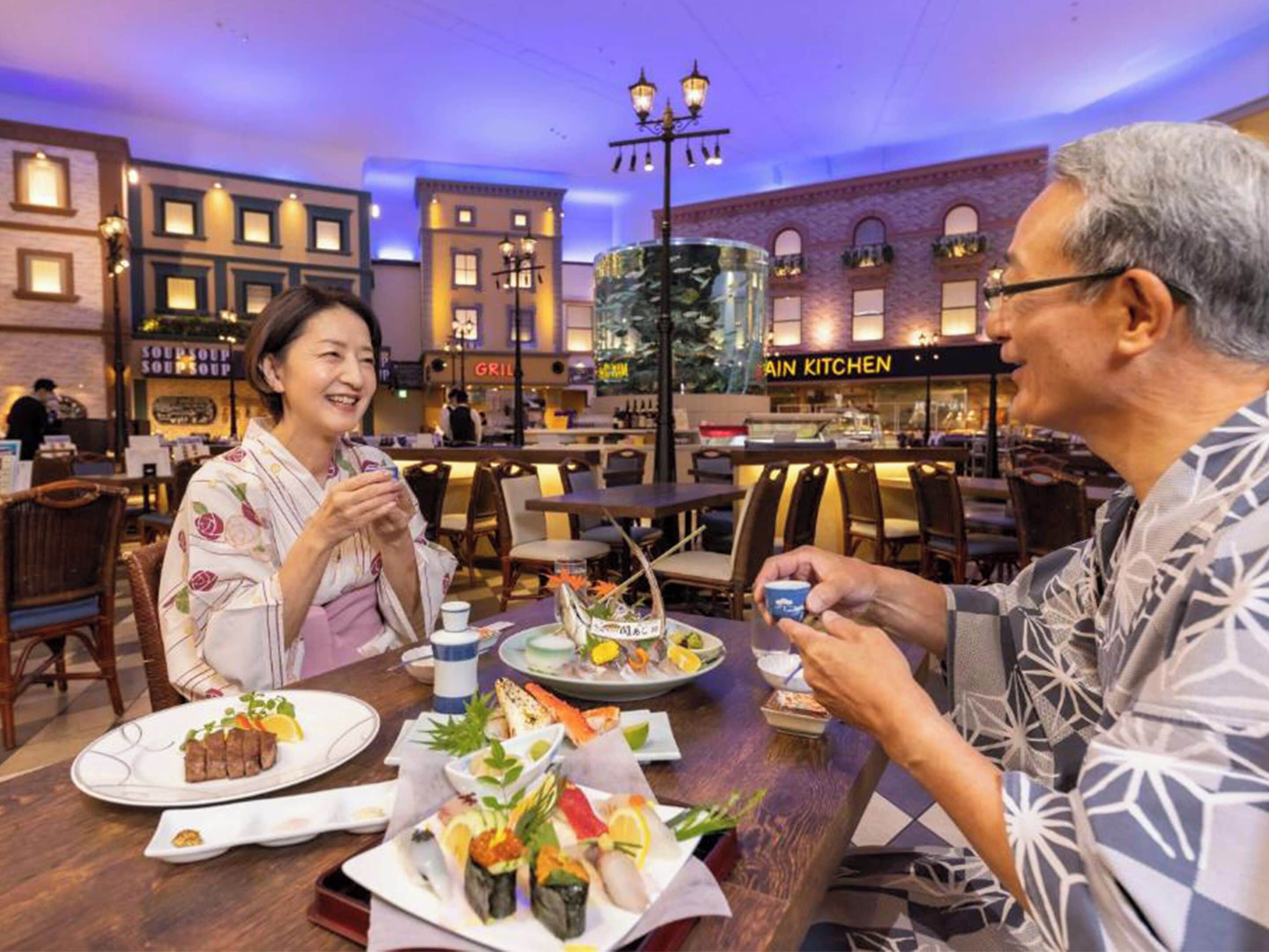 Een restaurant met een gezellige inrichting, met diverse gerechten op de tafels, waaronder sushi en gegrilde specialiteiten.