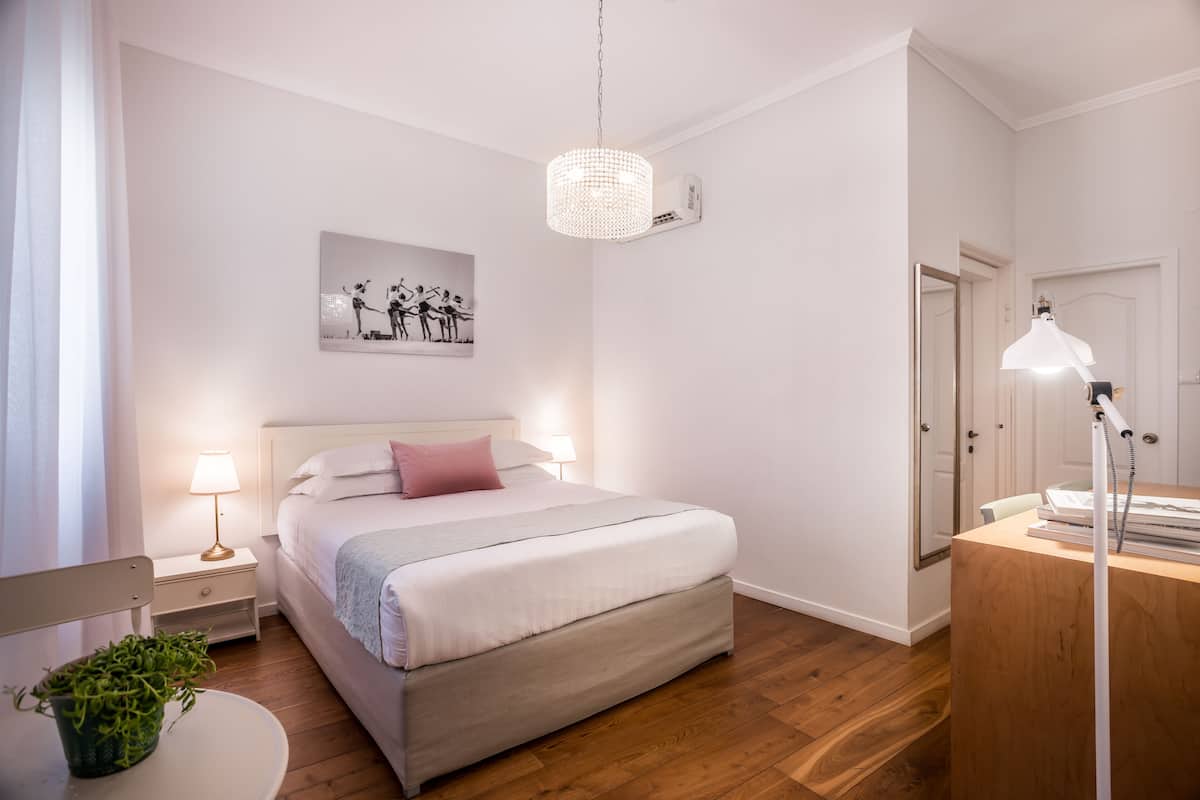 Suite junior, cocineta | Caja de seguridad en la habitación y decoración personalizada