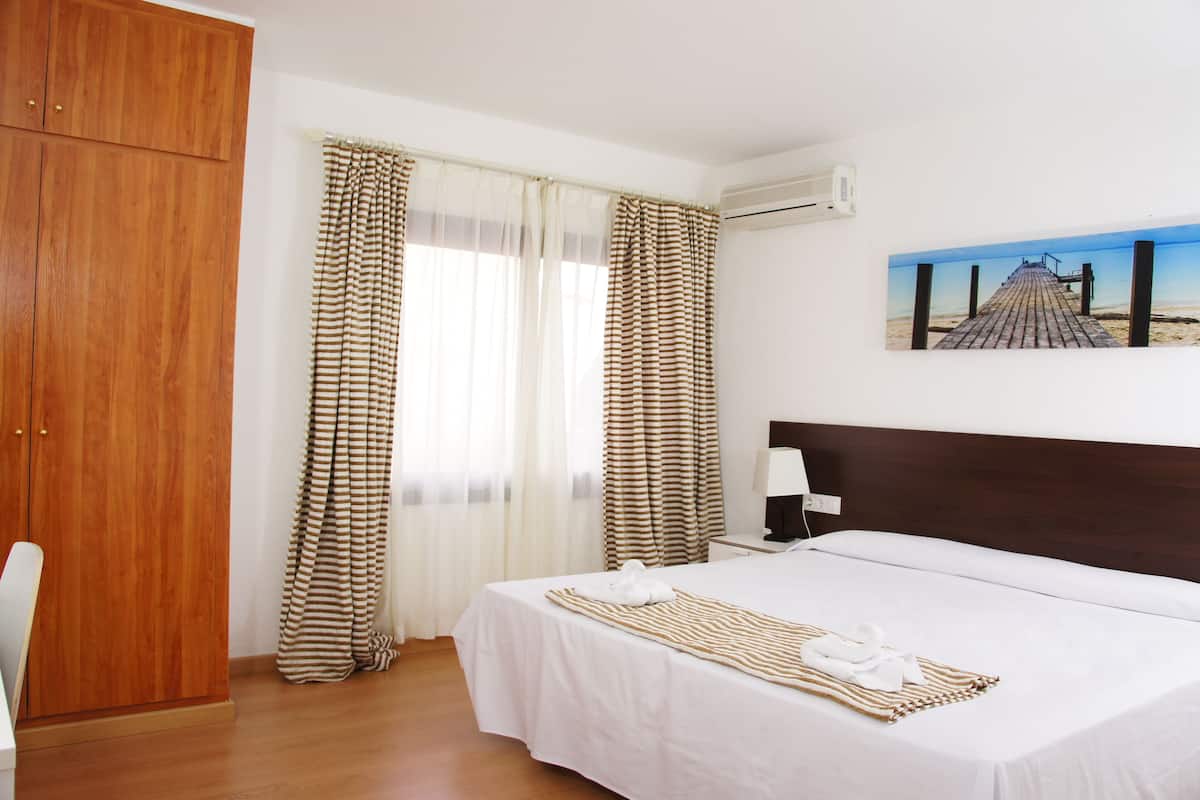 Standard Double Room | In-room safe, soundproofing, free WiFi, bed sheets