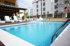 Outdoor pool, pool loungers - Adia Hotel Cunit Playa (Cunit)