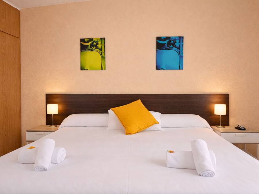 Dobbeltrom – standard | Safe på rommet, lydisolert, wi-fi (inkludert) og sengetøy