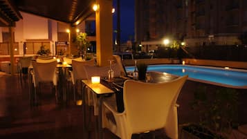 Petit déjeuner, déjeuner et dîner servis sur place, vue sur la piscine
