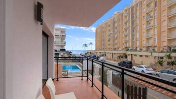 Habitación estándar doble, vistas parciales al mar | Terraza o patio