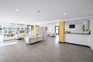 ฝ่ายต้อนรับ