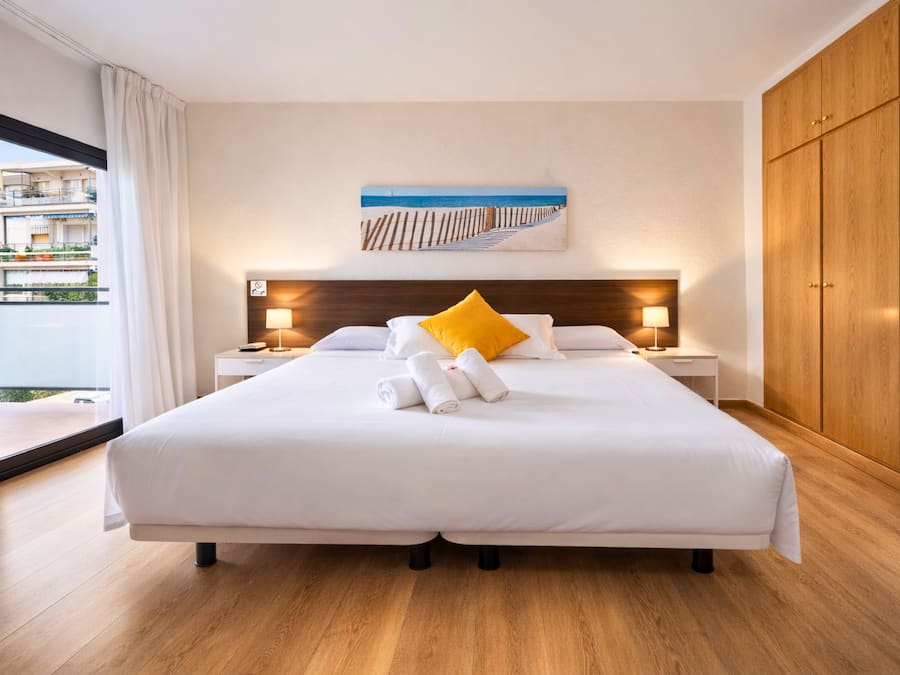 Standaard tweepersoonskamer, balkon | Een kluis op de kamer, geluiddichte muren, gratis wifi, beddengoed