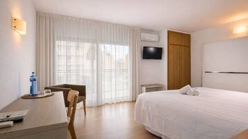 Standaard tweepersoonskamer, gedeeltelijk uitzicht op zee | Een kluis op de kamer, geluiddichte muren, gratis wifi, beddengoed