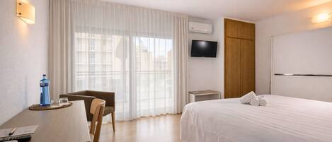 Quarto casal standard, vista parcial para o mar | Cofres nos quartos, quartos à prova de som, Wi-Fi de cortesia