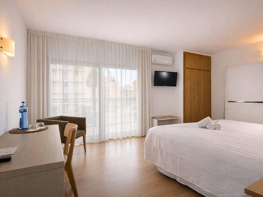 Quarto casal standard, vista parcial para o mar | Cofres nos quartos, quartos à prova de som, Wi-Fi de cortesia