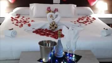 In-room safe, soundproofing, free WiFi, bed sheets