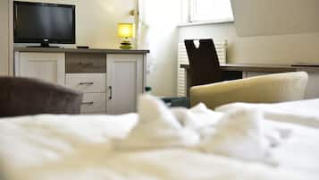 Tweepersoonskamer | Woonruimte | Flatscreentelevisie, speelgoed en boeken