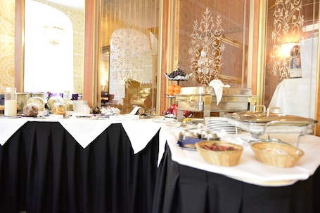 Desayuno buffet diario (EUR 7 por persona)