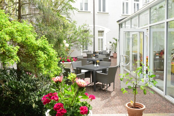 Lunch, dinner served; Regional cuisine, alfresco dining