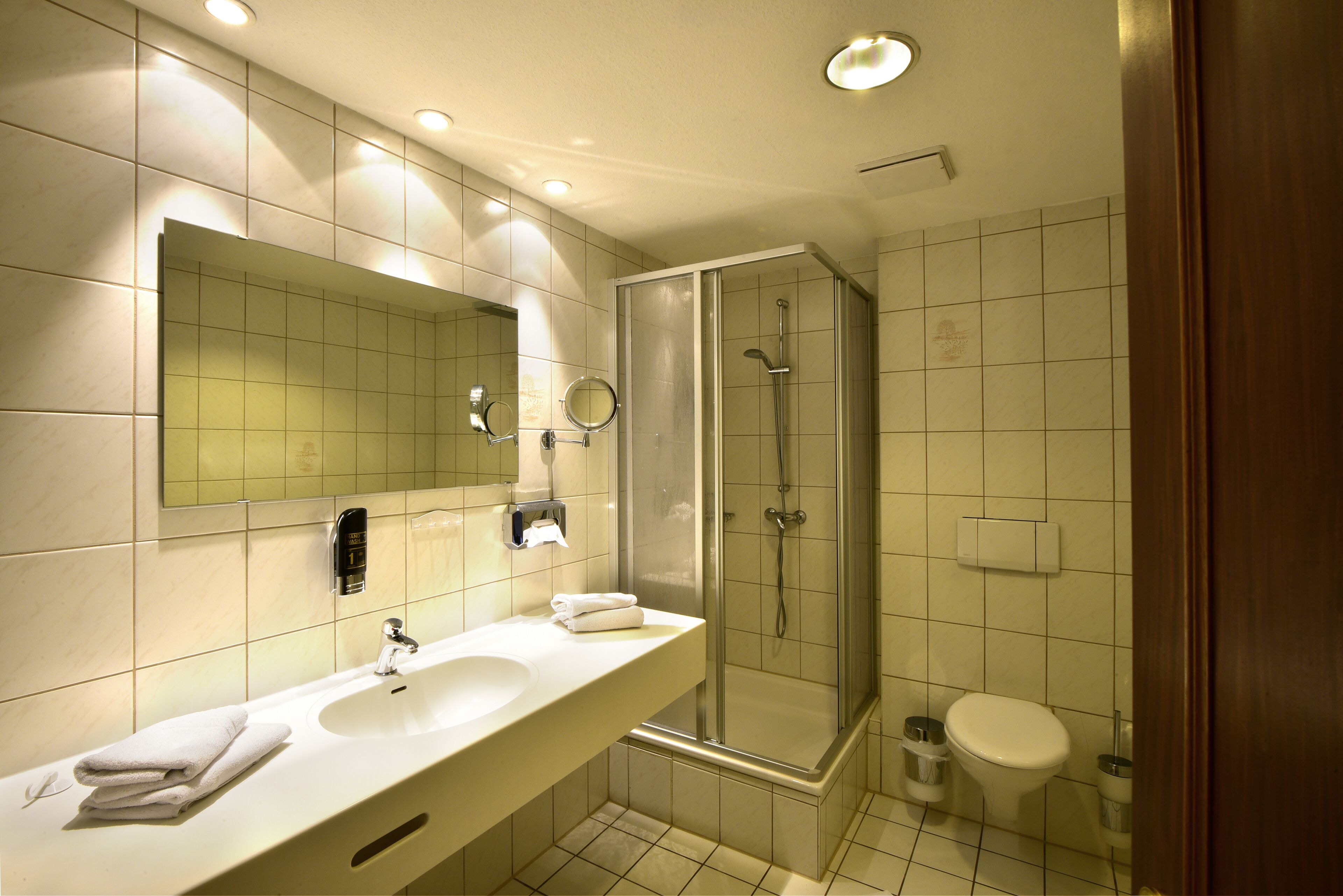 single room | bathroom amenities | free toiletries, hair dryer, bathrobes, towels