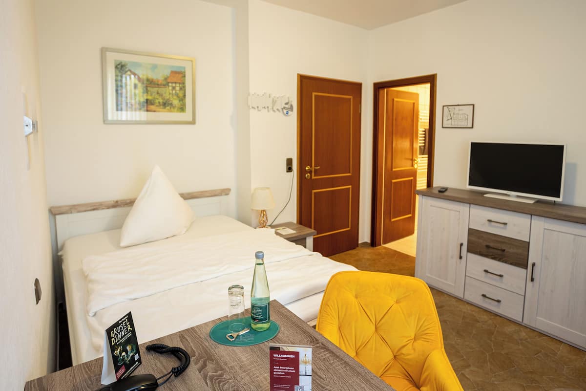 Habitación individual | Ropa de cama hipoalergénica y caja de seguridad en la habitación