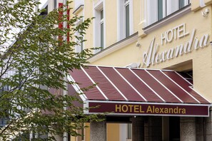A hotel named HOTEL Alexandra with a maroon awning and a sign above the entrance. - Hotel Alexandra (Plauen)