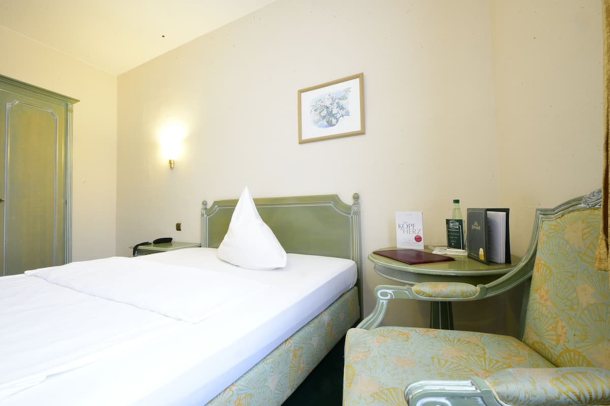 Single Room | 1 bedroom, hypo-allergenic bedding, minibar, in-room safe