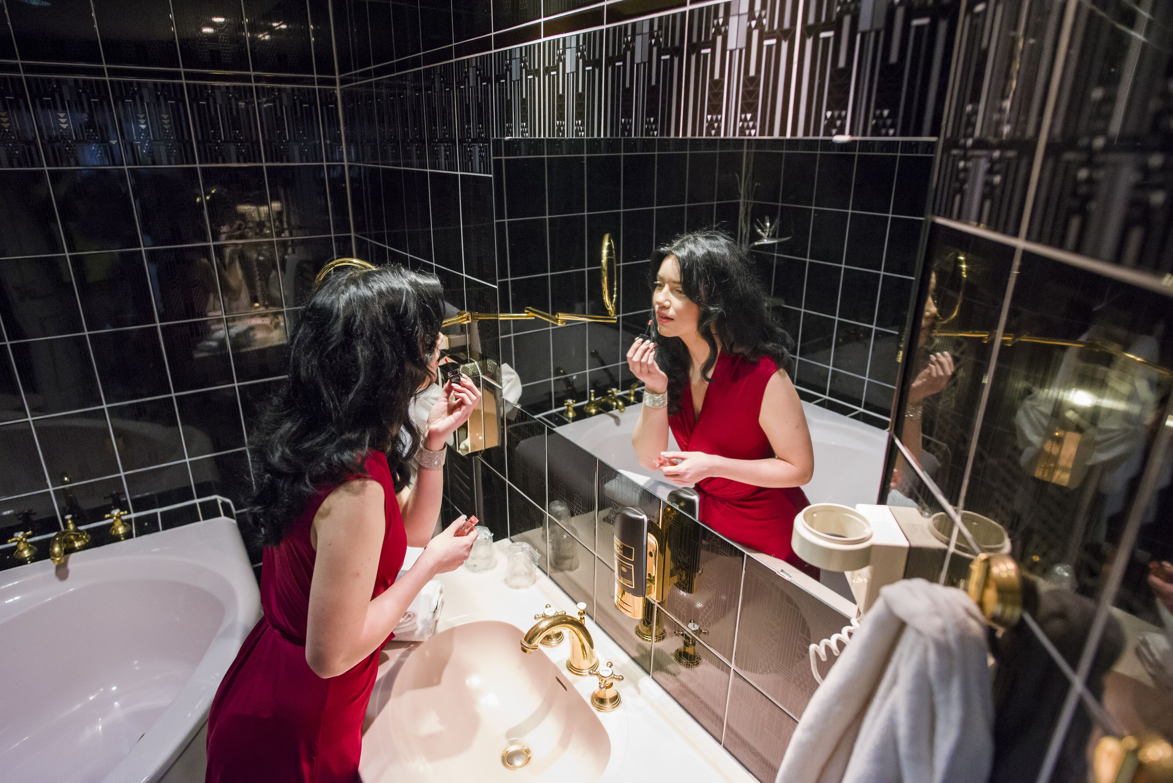 Ein modernes Badezimmer mit einer großen Badewanne, einem Waschbecken mit Spiegel und einem Waschbecken.