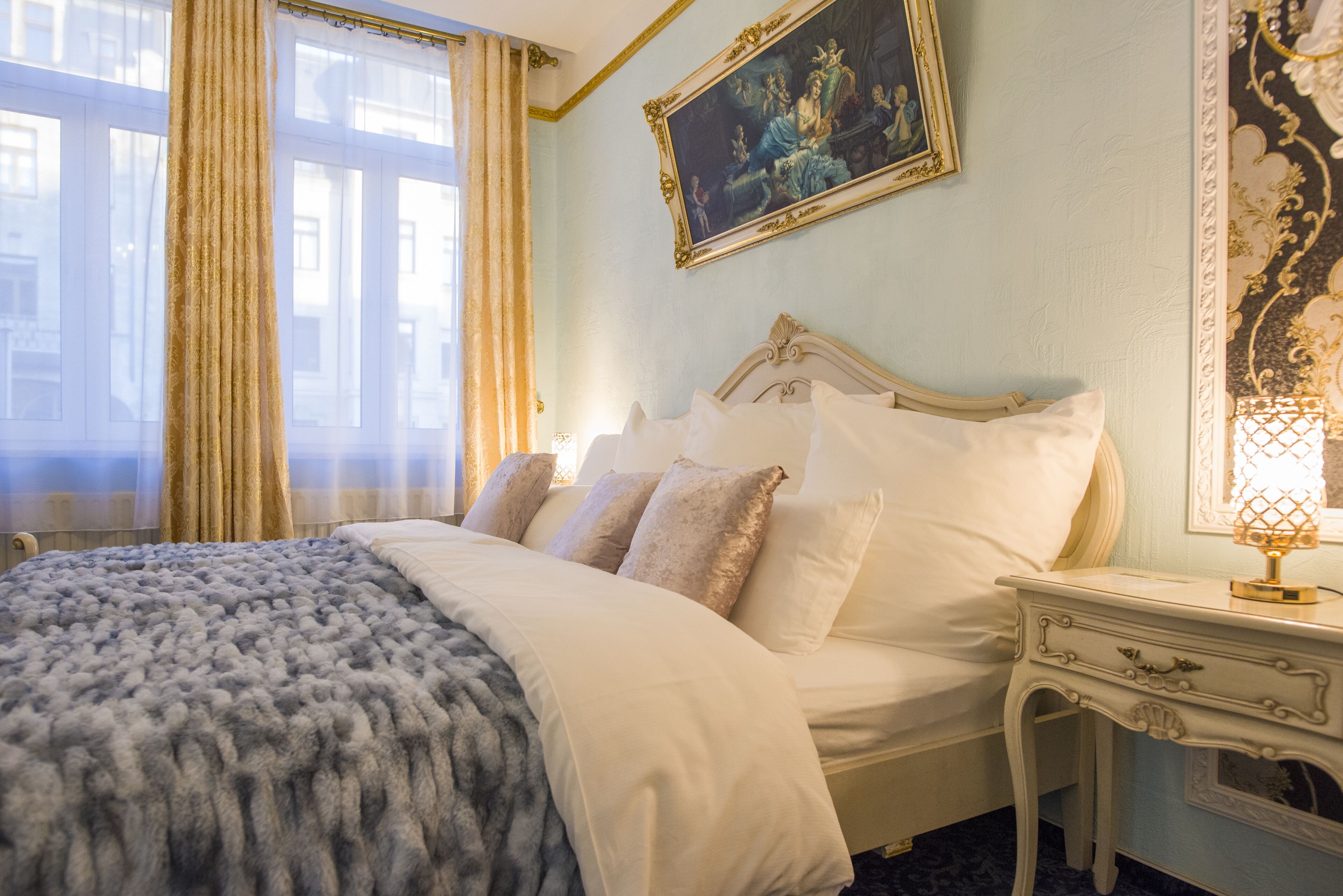 suite | hypo-allergenic bedding, minibar, in-room safe, soundproofing