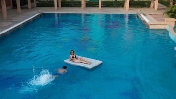 Outdoor pool, pool umbrellas, sun loungers