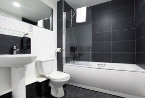 Combined shower/bathtub, free toiletries, hair dryer, towels - The City Warehouse Aparthotel (Manchester)