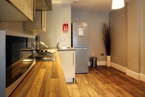 Full-size fridge, microwave, oven, stovetop