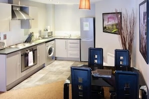 Full-sized fridge, microwave, oven, stovetop