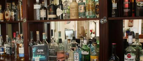 Un bar con diferentes botellas de licor, incluyendo ginebra y vodka.