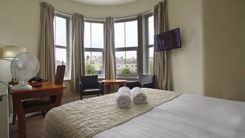 Standard-Doppelzimmer | Schreibtisch, Bügeleisen/Bügelbrett, Babybetten, Zustellbetten