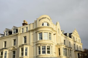 Ein Gebäude mit der Aufschrift "Broadway Hotel" an der Fassade.