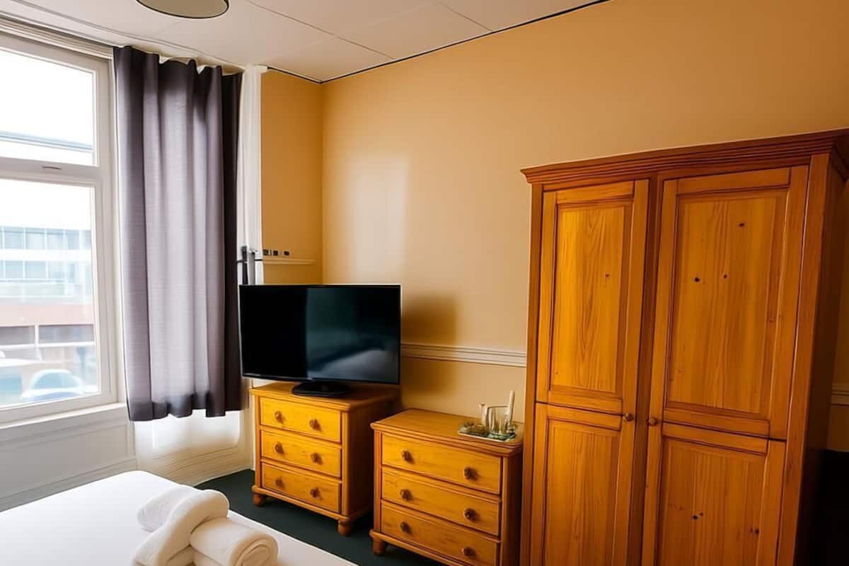 Standard Quadruple Room, Private Bathroom | 1 bedroom