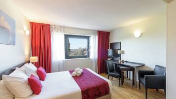 1 chambre, bureau, chambres insonorisées, fer et planche à repasser