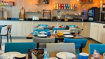 Desayuno continental diario (EUR 16 por persona)