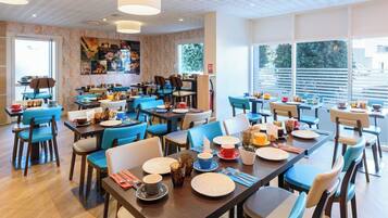 Petit déjeuner continental (16 EUR par personne)