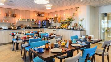 Daily continental breakfast (EUR 17 per person)