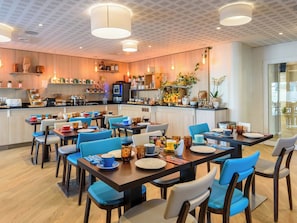 Se ofrece un desayuno continental (17 EUR por persona)