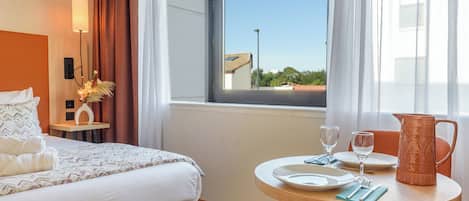 Studio, 1 Queen Bed | Desk, soundproofing, iron/ironing board, free cribs/infant beds