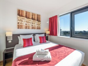 Grand studio, 4 personnes | Desk, soundproofing, iron/ironing board, free cribs/infant beds