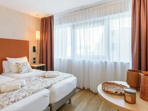 Escritorio, sistema de insonorización, tabla de planchar con plancha