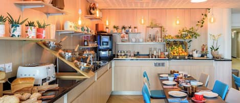 Tägliches kontinentales Frühstück (17 EUR pro Person)