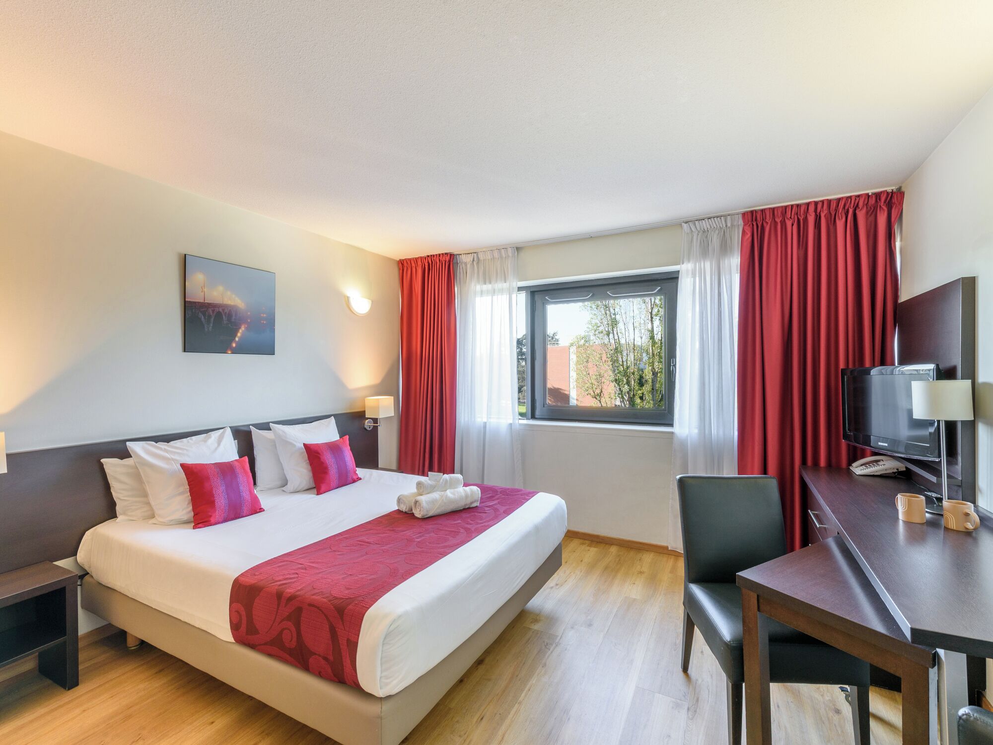 Grand studio, 4 personnes | Bàn, phòng cách âm, bàn ủi/dụng cụ ủi quần áo 