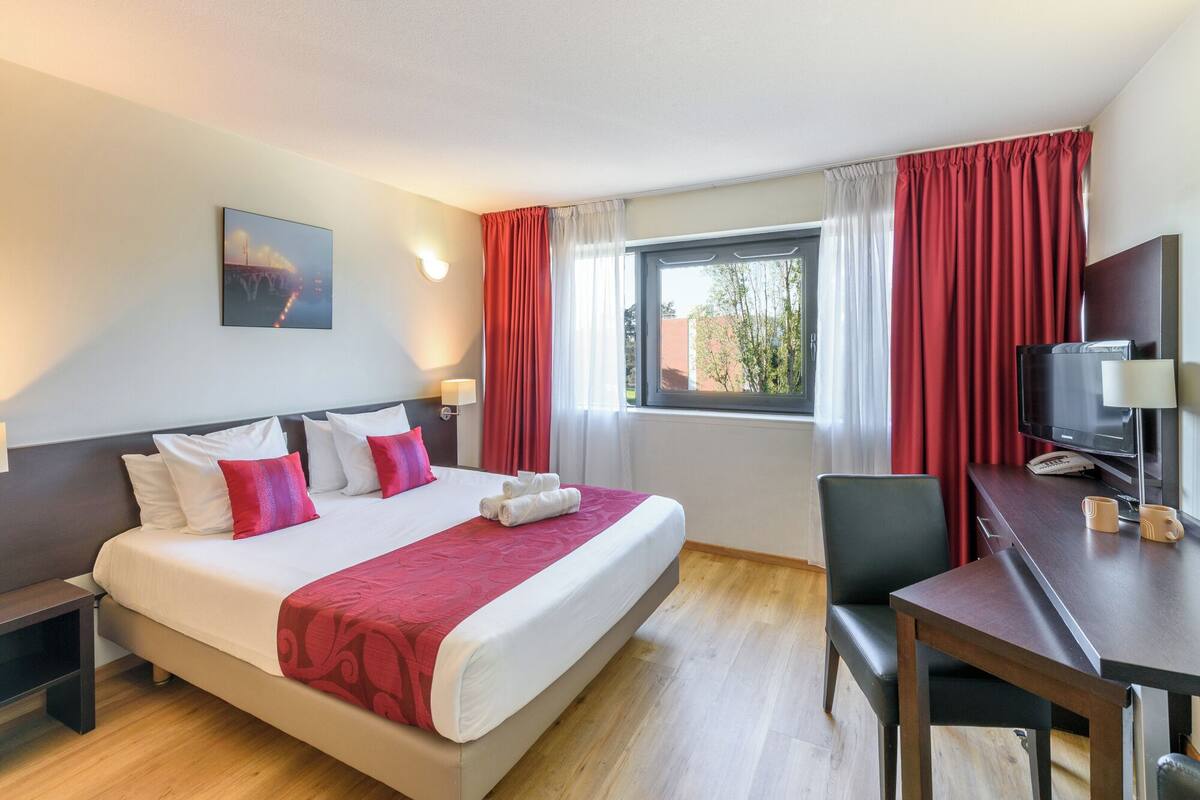 Grand studio, 4 personnes | Desk, soundproofing, iron/ironing board (on request)