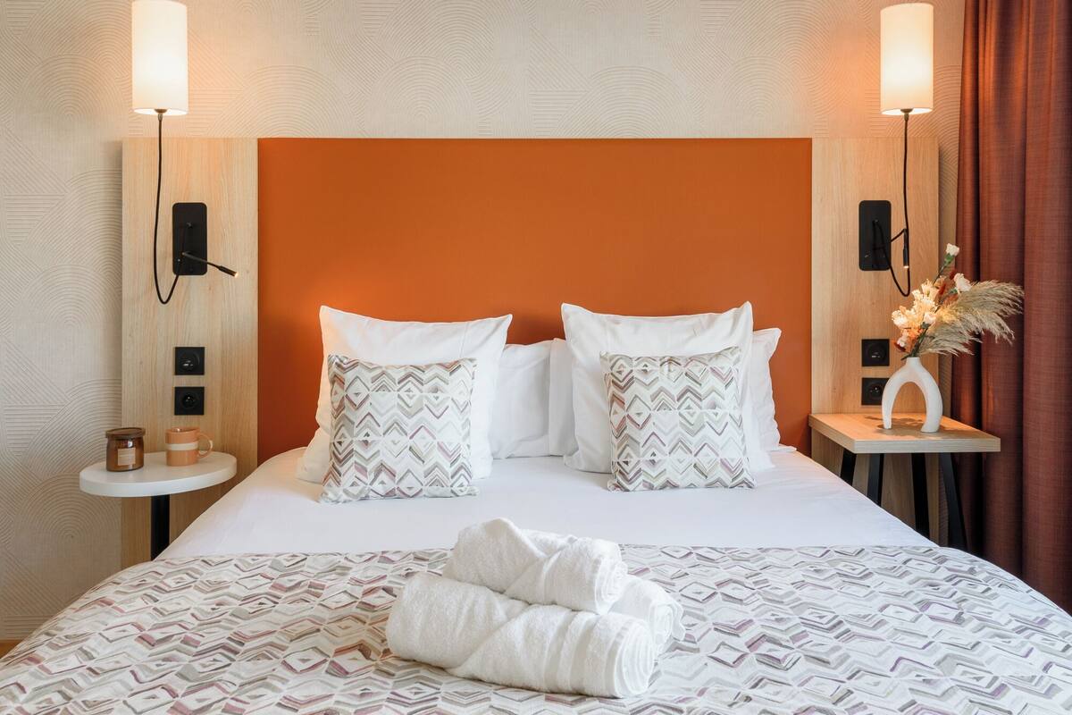 Studio, 1 Queen Bed | Desk, soundproofing, iron/ironing board (on request)