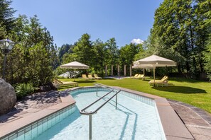 Piscina interna, piscina externa, guarda-sóis, espreguiçadeiras