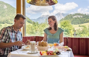 Breakfast area - Alpenhotel Oberstdorf – ein Rovell Hotel (Oberstdorf)