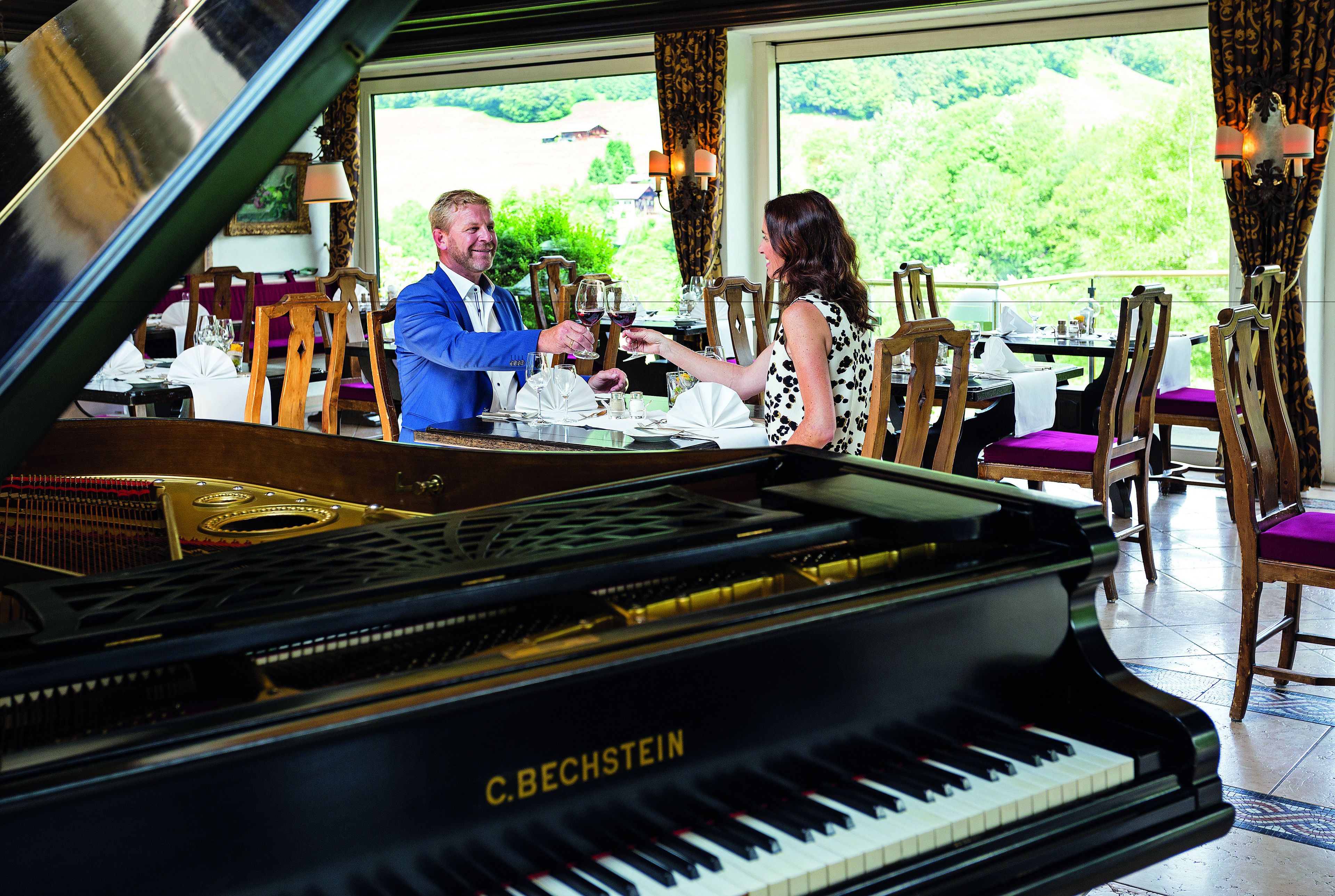 2 restaurants, breakfast served