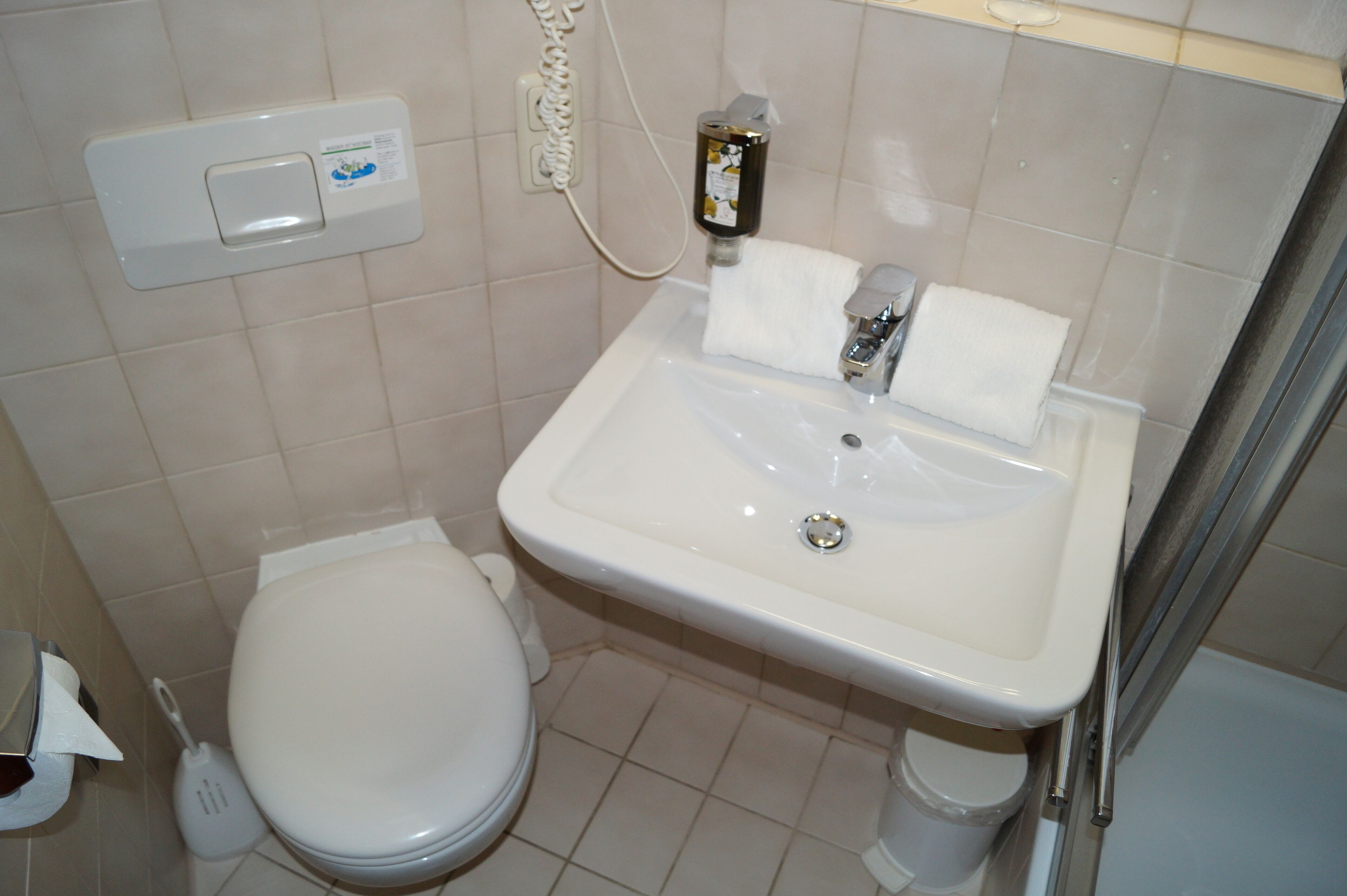 budget double room | bathroom | free toiletries, hair dryer, bathrobes, slippers