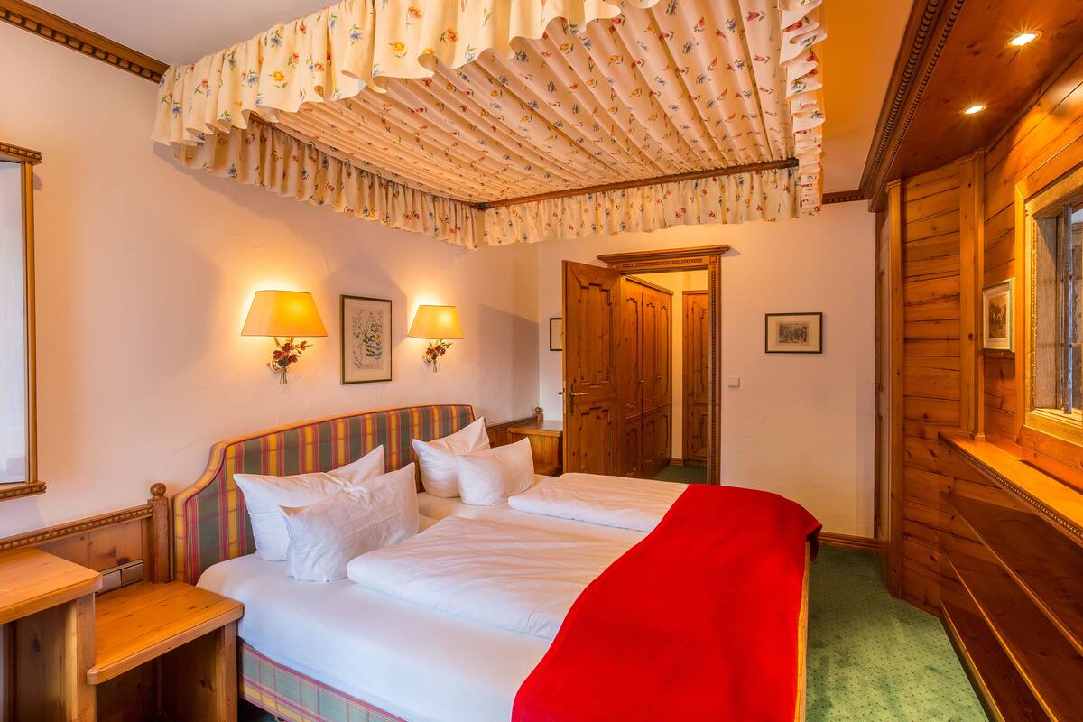 Junior Suite | Minibar, in-room safe, desk, iron/ironing board (on request)