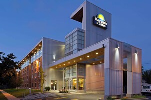 Edificio de Day Inn & Suites de diseño moderno, con amplias ventanas y un cartel llamativo.