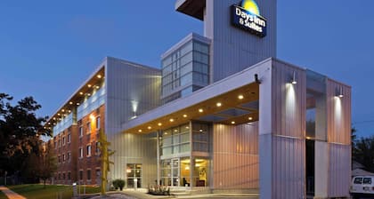Days Inn & Suites by Wyndham Milwaukee