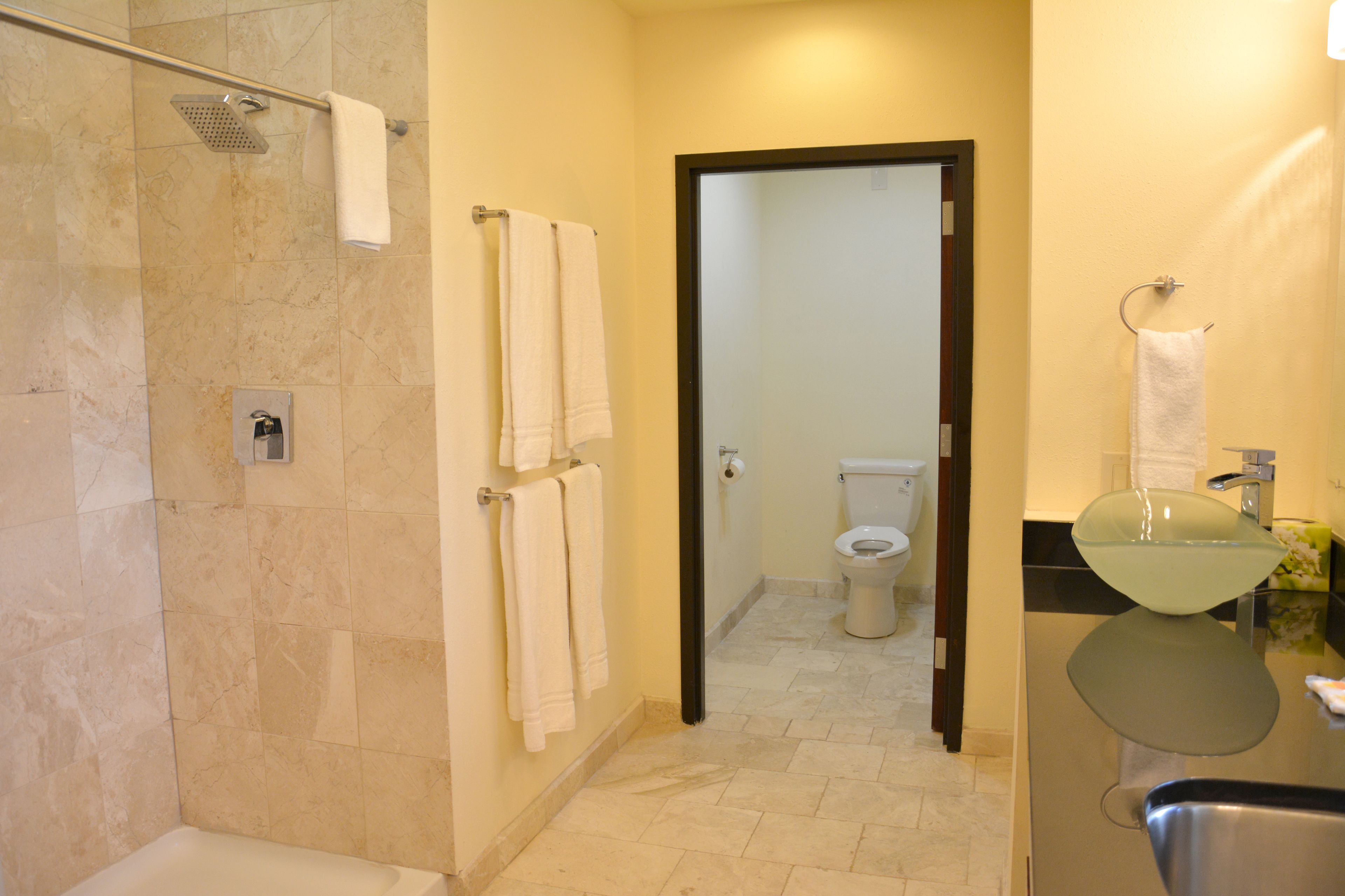 Un bagno con doccia, WC e lavandino.